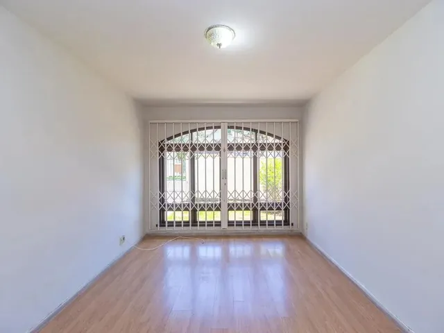 Imagem: Casa Residencial de 4 Quartos no Bairro