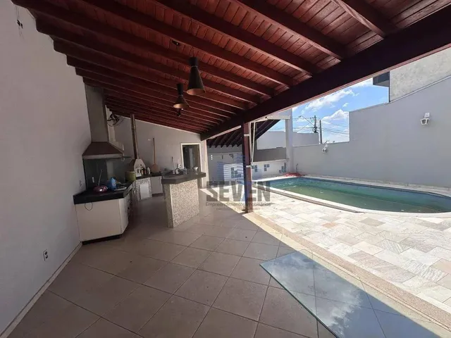 Imagem: A casa possui 3 Dormitórios, 3 Suítes, 5 Banheiros, 2