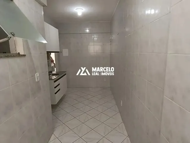 Imagem 4: Alugo Apartamento com 2 Quartos Sendo 1 Suite, Cozinha Ampla com Armários Planej