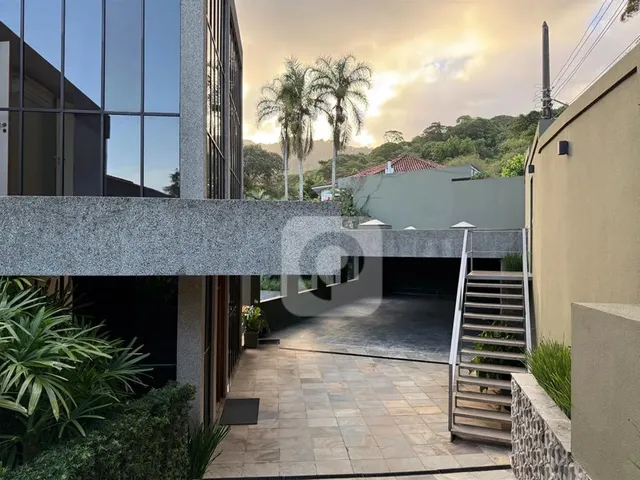 Imagem: Mansão de Luxo com Vista para o Mar e Morro