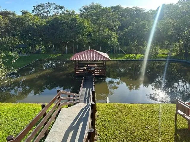 Imagem: A chácara possui 3 Dormitórios, 1 Suíte, 1 Banheiro,