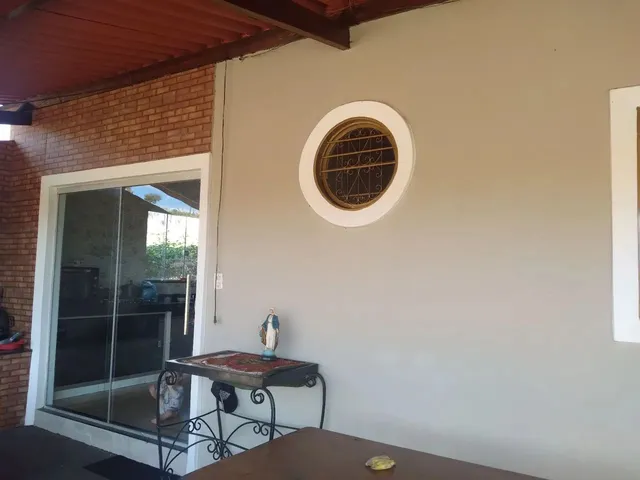 Imagem: A chácara possui 4 Dormitórios, 2 Banheiros e está