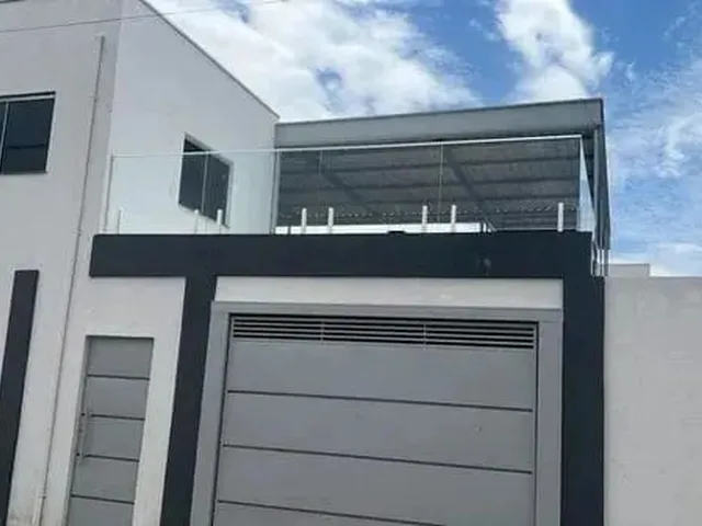 Imagem: A casa possui 3 Dormitórios, 1 Suíte, 2 Banheiros, 4