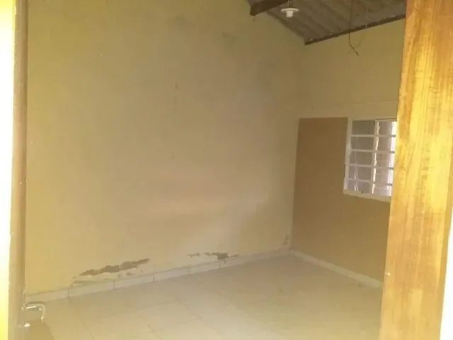 Imagem: A casa possui 2 Dormitórios, 1 Suíte, 2 Banheiros, 2