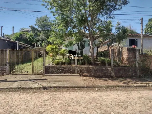 Imagem: Terreno com Uma Casa de Madeira no Jardim