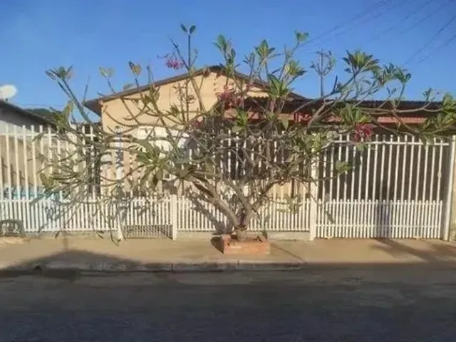 Imagem: A casa possui 4 Dormitórios, 2 Banheiros, 2 Vagas na