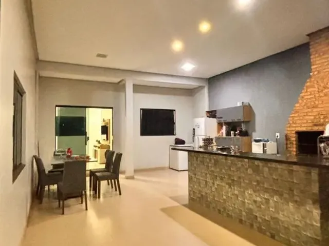 Imagem 2: Casa Bem Localizada, 3 Quartos/2 Suítes, Garagem Coberta para 2 Carros, Sacada Aberta