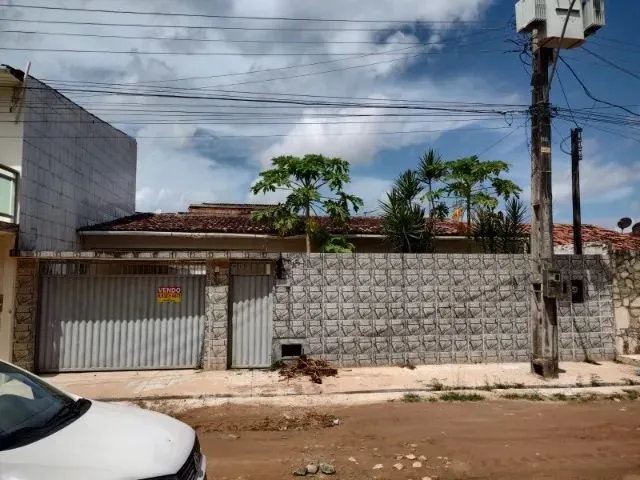 Imagem: A casa possui 3 Dormitórios, 2 Suítes, 2 Banheiros, 3
