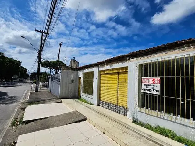 Imagem: A casa possui 4 Dormitórios, 3 Banheiros, 3 Vagas na