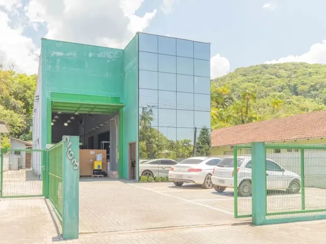 Imagem: O depósito possui 7 Banheiros, 407m² de Área e está