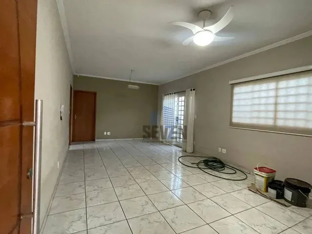 Imagem: A casa possui 3 Dormitórios, 1 Suíte, 3 Banheiros, 177m²