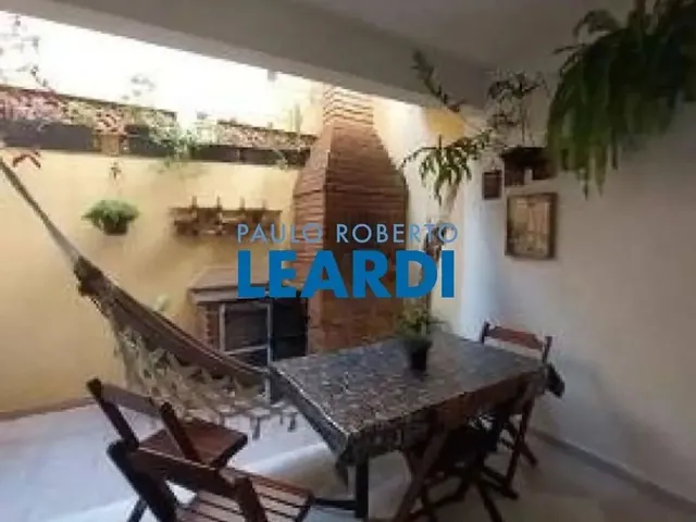 Imagem: A casa possui 3 Dormitórios, 4 Banheiros, 2 Vagas na