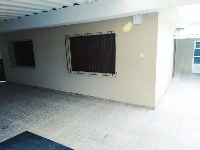 Imagem: A casa possui 5 Dormitórios, 4 Banheiros, 5 Vagas na