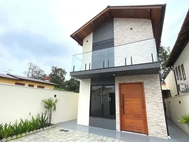Imagem: A casa possui 4 Dormitórios, 1 Suíte, 4 Banheiros, 2