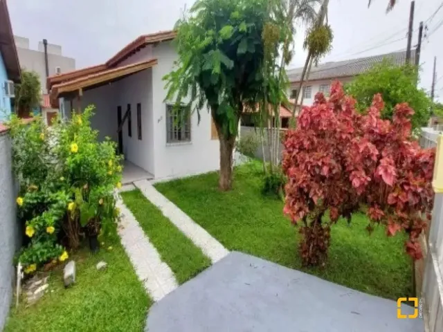 Imagem: A casa possui 4 Dormitórios, 1 Suíte, 3 Banheiros, 2