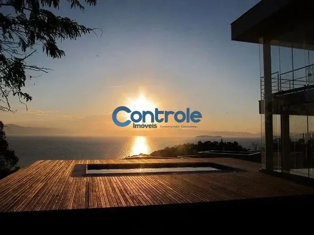 Imagem 2: Imóvel para Venda Possui 500 Metros Quadrados com 3 Quartos em Cacupé - Florianópolis