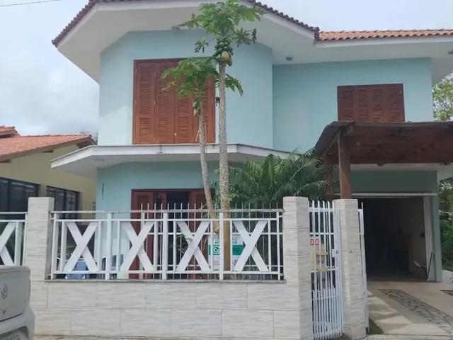 Imagem: A casa possui 4 Dormitórios, 1 Suíte, 2 Banheiros, 2