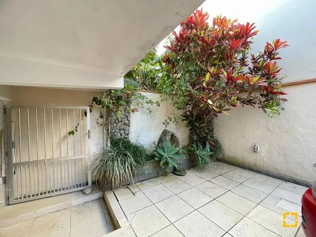 Imagem 16: Casa em Santinho. Churrasqueira, Acomodam 10 pessoas, 225m² de...