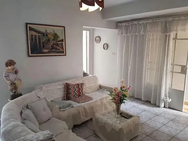 Imagem: A casa possui 3 Dormitórios, 1 Banheiro, 2 Vagas na