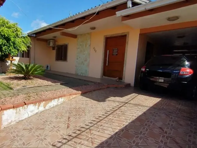 Imagem: A casa possui 3 Dormitórios, 1 Banheiro, 3 Vagas na