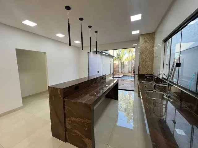 Imagem 14: Casa Térrea de Rua Senador Canedo Casa de Rua com 3 Quarto(S) e 4 Banheiro(S) À Venda