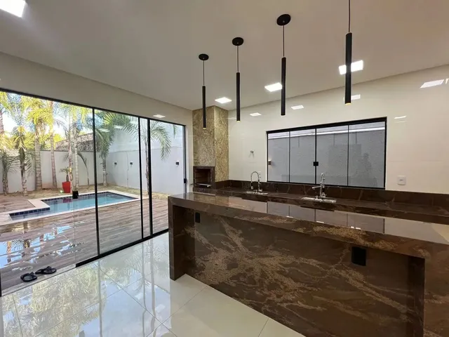 Imagem 2: Casa Térrea de Rua Senador Canedo Casa de Rua com 3 Quarto(S) e 4 Banheiro(S) À Venda