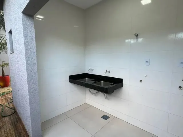 Imagem 12: Casa Térrea de Rua Senador Canedo Casa de Rua com 3 Quarto(S) e 4 Banheiro(S) À Venda