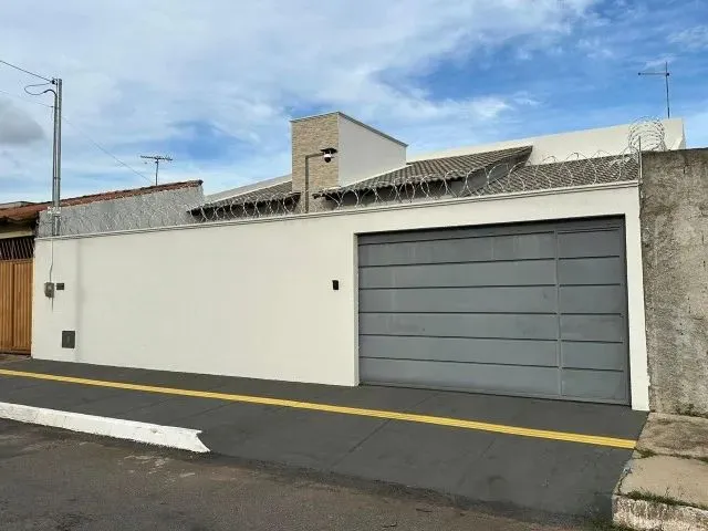 Imagem 1: Vendo Excelente Casa com 3 Quartos, 1 Suíte e 2 Vagas de Garagem Coberta