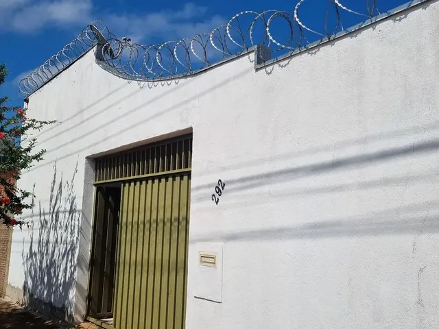 Imagem: 2 Casas no Mesmo Terreno de Esquina - Ideal