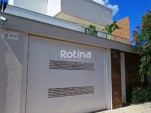 Imagem: A casa possui 3 Dormitórios, 3 Suítes, 5 Banheiros, 3