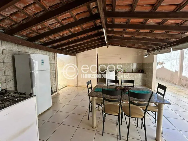 Imagem: Casa À Venda, 3 Quartos, 1 Suíte, 3 Vagas