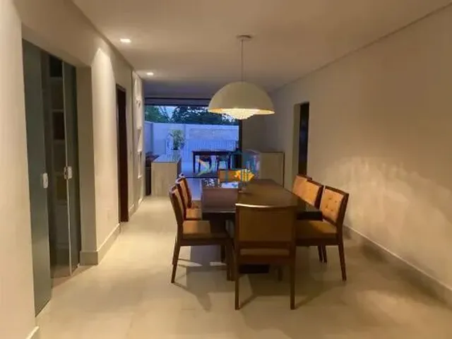 Imagem: A casa em condomínio possui 5 Dormitórios, 4 Suítes, 5 Banheiros