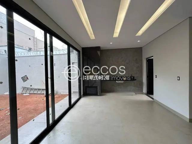 Imagem: Casa À Venda, 3 Quartos, 1 Suíte, 4 Vagas