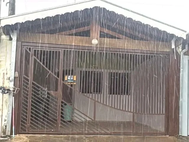 Imagem: A casa possui 3 Dormitórios, 2 Banheiros, 2 Vagas na