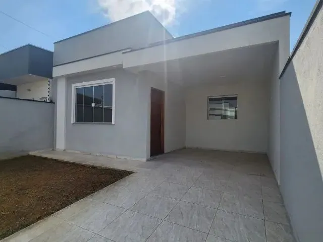 Imagem: A casa possui 3 Dormitórios, 2 Banheiros, 1 Vaga na