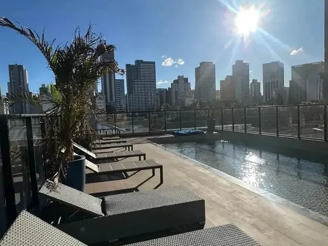 Imagem 1: Andar Alto e Sofisticação no Centro 1 Quarto de Alto Padrão