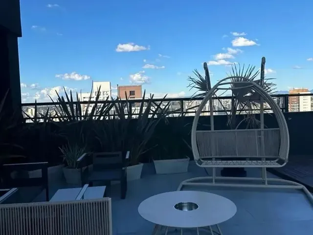 Imagem 3: Andar Alto e Sofisticação no Centro 1 Quarto de Alto Padrão