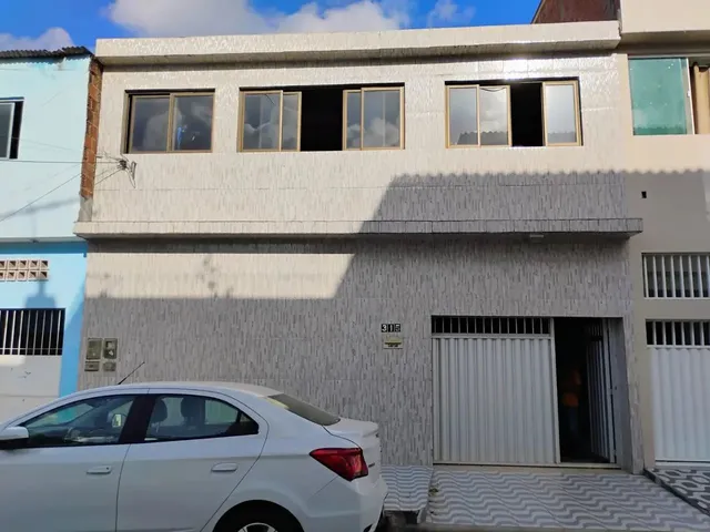 Imagem: A casa possui 4 Dormitórios, 1 Banheiro, 1 Vaga na