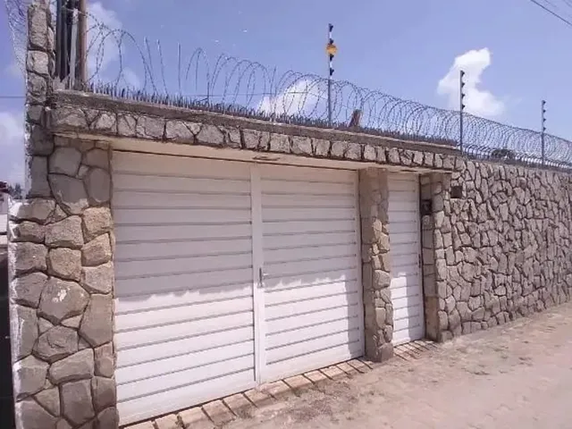 Imagem: A casa possui 4 Dormitórios, 3 Suítes, 1 Banheiro, 3