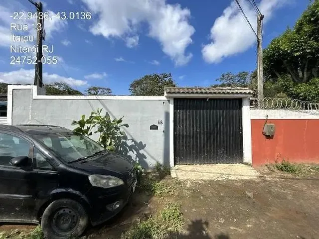 Imagem: A casa possui 3 Dormitórios, 2 Banheiros, 1 Vaga na