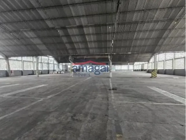 Imagem: O depósito possui Acomodam 40 pessoas, 1.000m² de Área e