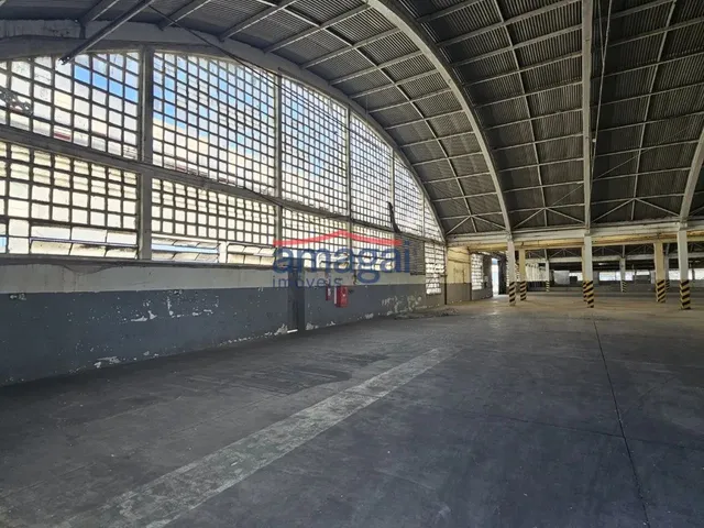 Imagem: O depósito possui Acomodam 40 pessoas, 1.000m² de Área e