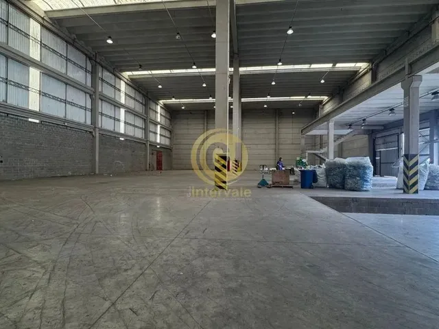 Imagem: O depósito possui Acomodam 40 pessoas, 5 Vagas na garagem,