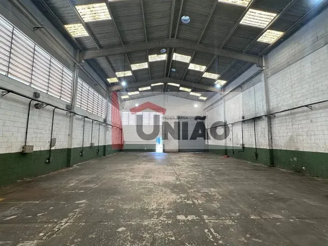 Imagem: O depósito possui 2 Banheiros, 3 Vagas na garagem, 400m²