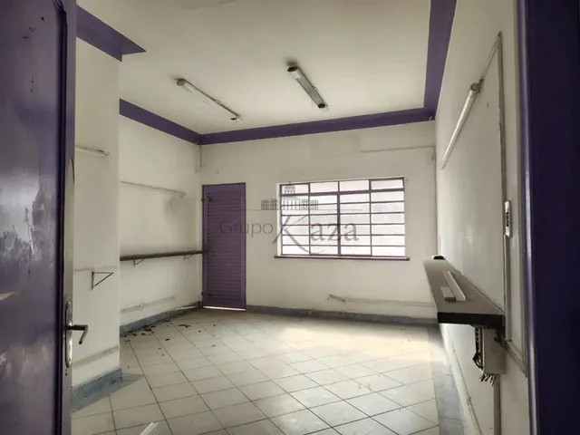Imagem: O depósito possui 4 Banheiros, 585m² de Área e está