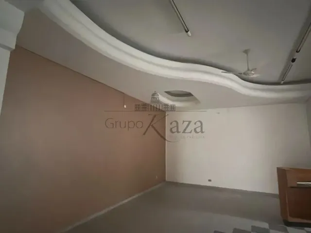 Imagem: O depósito possui 3 Banheiros, 330m² de Área e está