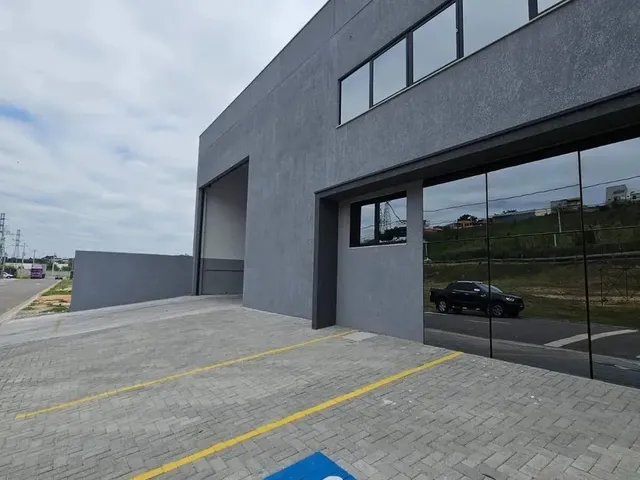 Imagem: O depósito possui 5 Vagas na garagem, 500m² de Área e