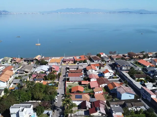 Imagem: Amplo Terreno a Venda no Sambaqui com 720M²