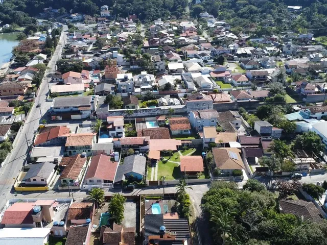 Imagem 8: Amplo Terreno a Venda no Sambaqui com 720M² e Matrícula