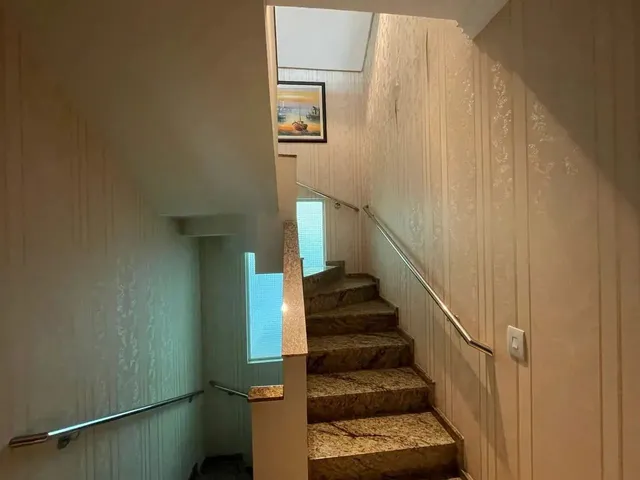 Imagem 2: Sobrado Triplex Mobiliado com 3 Suítes e Área Gourmet Maior do Condomínio